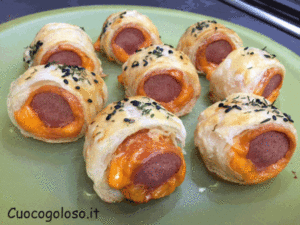 bocconcini-di-sfoglia-con-wurstel-e-cheddar.4-300x225 Bocconcini di Sfoglia con Wurstel e Cheddar