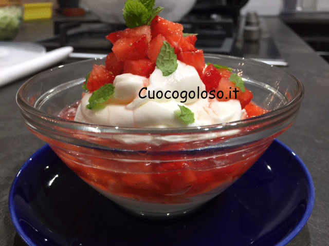 mousse-yoguert5 Mousse allo Yogurt Greco con Guazzetto di Fragole alla Strega