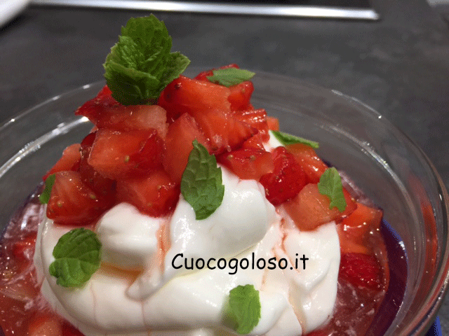mousse-yoguert6 Mousse allo Yogurt Greco con Guazzetto di Fragole alla Strega