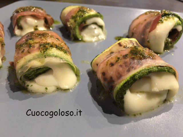 involtini-di-zucchine-filanti-profumati-al-pesto-di-basilico.7 Rotolini di Zucchine e Speck con Cuore Filante