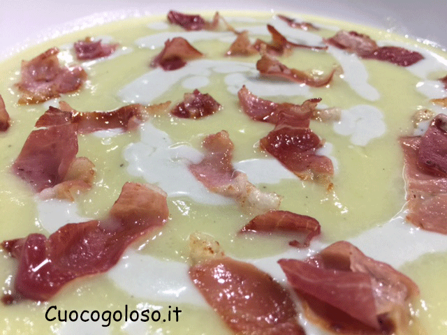 vellutata-di-zucchine-chiare-con-salsa-al-gorgonzola-e-petali-di-speck.10 Vellutata di Zucchine con Salsa al Gorgonzola e Petali di Speck