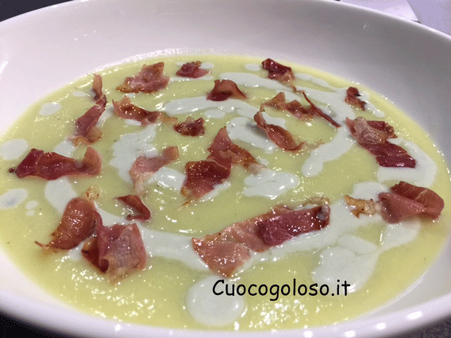 vellutata-di-zucchine-chiare-con-salsa-al-gorgonzola-e-petali-di-speck.8 Vellutata di Zucchine con Salsa al Gorgonzola e Petali di Speck