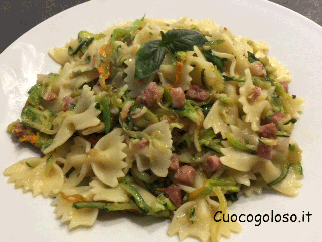 farfalle-con-pancetta-affumicata-zucchine-e-basilico.10 Farfalle con Zucchine Fiorite e Pancetta Affumicata