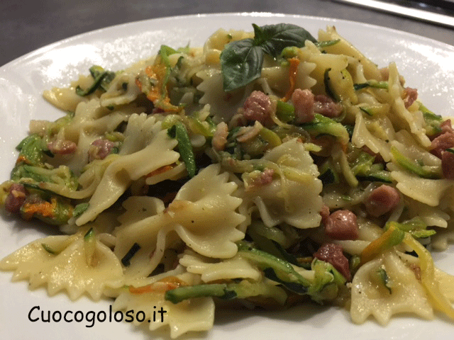 farfalle-con-pancetta-affumicata-zucchine-e-basilico.9 Farfalle con Zucchine Fiorite e Pancetta Affumicata