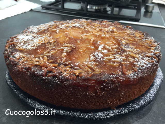 torta-capovolta-di-pere.4 Torta Capovolta con Pesche Caramellate e Mandorle