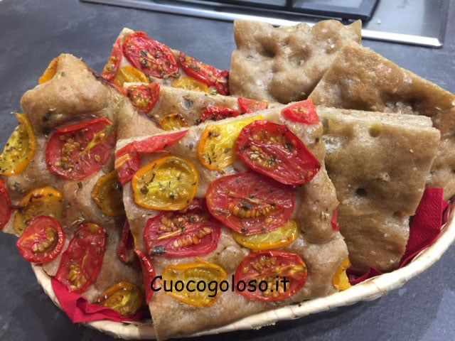 focaccia.13 Focaccia Scura ai Cereali con Pomodorini