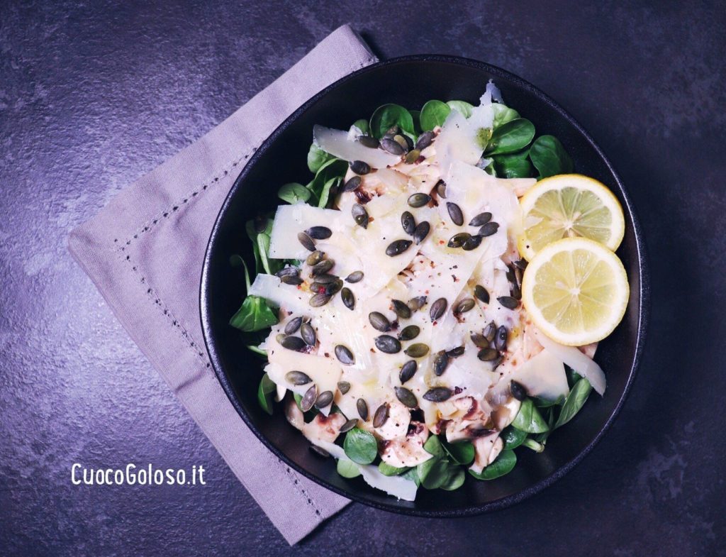 4BB84D26-8AF4-4CCD-B1A7-A1DD6288EEC9-1024x785 Insalata di Champignon e Soncino con Parmigiano Reggiano e Semi di Zucca