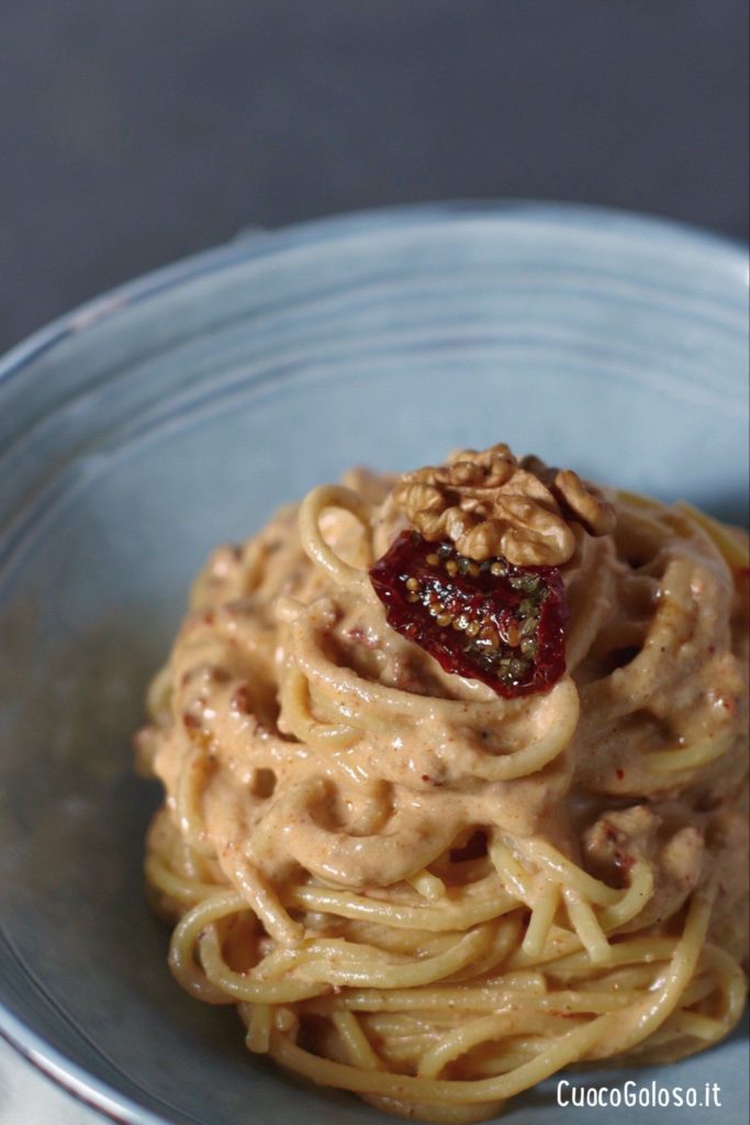 7C9B6C01-870C-4EF3-8B0D-469E569AB81C-683x1024 Spaghetti con pesto di Noci e Pomodori Secchi