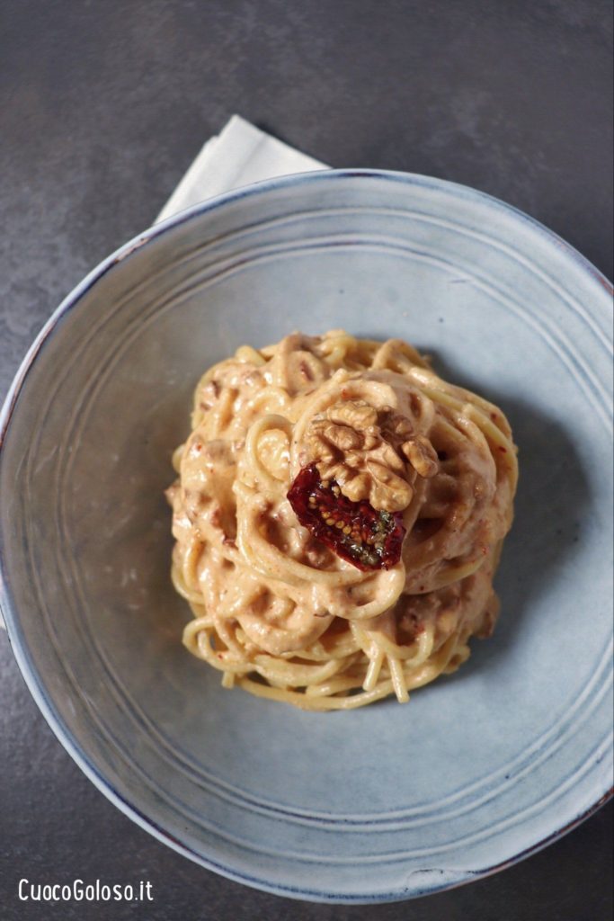 904E2C85-A58A-4CF8-9DA9-4B5D0CB87634-683x1024 Spaghetti con pesto di Noci e Pomodori Secchi