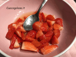 Torta-in-Tazza-al-Cioccolato-con-Cuore-di-Nutella-e-Fragole2-300x225 Torta in Tazza al Cioccolato con Cuore di Nutella e Fragole alla Strega