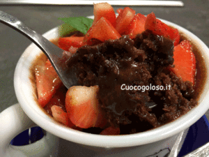 Torta-in-Tazza-al-Cioccolato-con-Cuore-di-Nutella-e-Fragole4-300x225 Torta in Tazza al Cioccolato con Cuore di Nutella e Fragole alla Strega