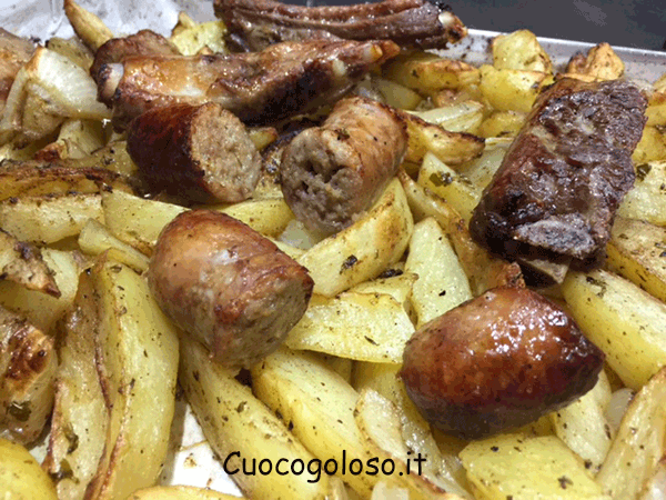 costine-e-salsicce-al-forno-con-patate-saporite.5 Costine e Salsicce al Forno con Patate Saporite