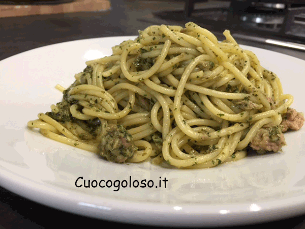 Spaghetti con Tonno e Pesto, la sveltina migliore della cucina