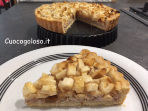 Crostata-di-Robiola-e-Confettura-di-Fragole-con-Dadolata-di-Mele-Dorate6-300x225 Crostata con Confettura di Fragole, Robiola e Mele