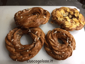 zeppole.2-300x225 Zeppole al Cacao con Crema Chantilly, Confettura di Fragole e Scaglie di Cioccolato
