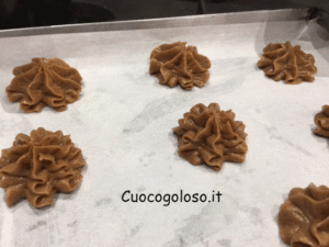 bignè-con-panna-confettura-di-fragole-e-scaglie-di-cioccolato-300x225 Bignè al Cacao con Cuore di Panna, Fragole e Cioccolato