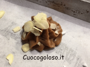 bignè-con-panna-confettura-di-fragole-e-scaglie-di-cioccolato.3-300x224 Bignè al Cacao con Cuore di Panna, Fragole e Cioccolato