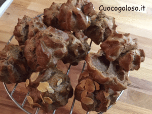 bignè-con-panna-confettura-di-fragole-e-scaglie-di-cioccolato.4-300x225 Bignè al Cacao con Cuore di Panna, Fragole e Cioccolato