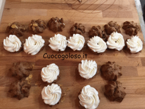 bignè-con-panna-confettura-di-fragole-e-scaglie-di-cioccolato.5-300x225 Bignè al Cacao con Cuore di Panna, Fragole e Cioccolato