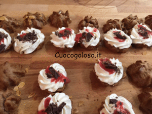 bignè-con-panna-confettura-di-fragole-e-scaglie-di-cioccolato.6-300x225 Bignè al Cacao con Cuore di Panna, Fragole e Cioccolato