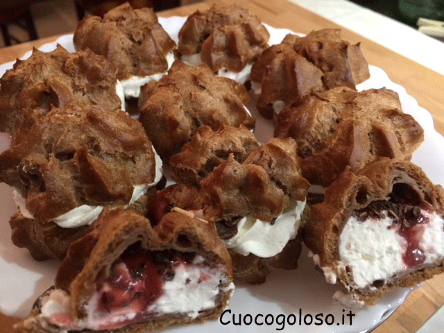 bignè-con-panna-confettura-di-fragole-e-scaglie-di-cioccolato.7 Bignè al Cacao con Cuore di Panna, Fragole e Cioccolato