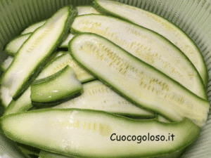 involtini-di-zucchine-filanti-profumati-al-pesto-di-basilico-300x225 Rotolini di Zucchine e Speck con Cuore Filante