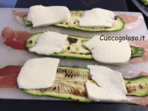 involtini-di-zucchine-filanti-profumati-al-pesto-di-basilico.3-300x225 Rotolini di Zucchine e Speck con Cuore Filante