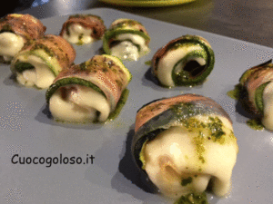 involtini-di-zucchine-filanti-profumati-al-pesto-di-basilico.5-300x225 Rotolini di Zucchine e Speck con Cuore Filante