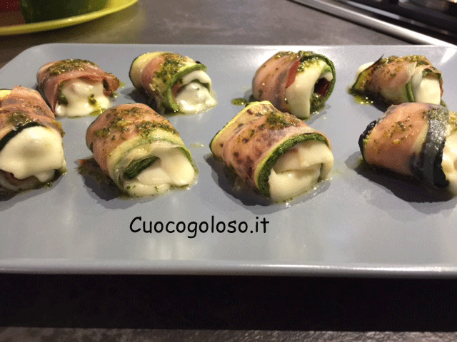 involtini-di-zucchine-filanti-profumati-al-pesto-di-basilico.6 Rotolini di Zucchine e Speck con Cuore Filante