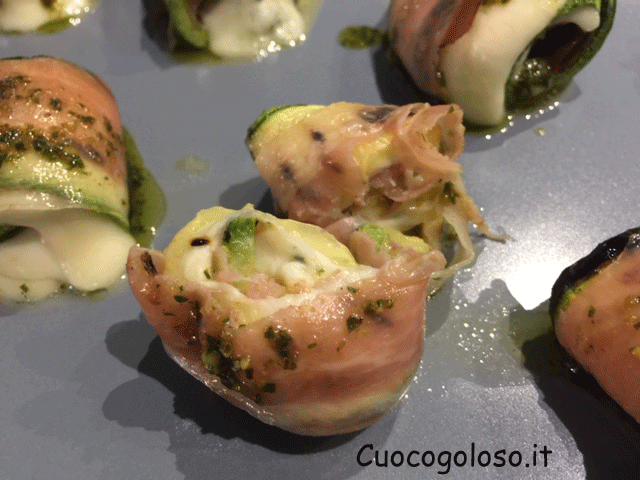 involtini-di-zucchine-filanti-profumati-al-pesto-di-basilico.8 Rotolini di Zucchine e Speck con Cuore Filante