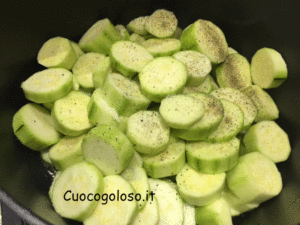 vellutata-di-zucchine-chiare-con-salsa-al-gorgonzola-e-petali-di-speck.2-300x225 Vellutata di Zucchine con Salsa al Gorgonzola e Petali di Speck