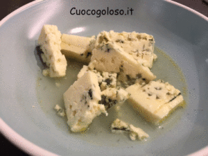 vellutata-di-zucchine-chiare-con-salsa-al-gorgonzola-e-petali-di-speck.4-300x225 Vellutata di Zucchine con Salsa al Gorgonzola e Petali di Speck