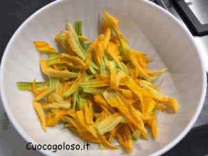 farfalle-con-pancetta-affumicata-zucchine-e-basilico.2-300x225 Farfalle con Zucchine Fiorite e Pancetta Affumicata