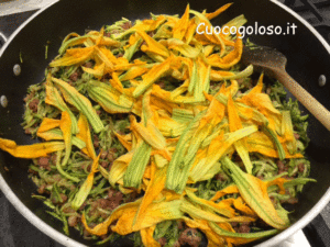 farfalle-con-pancetta-affumicata-zucchine-e-basilico.6-300x225 Farfalle con Zucchine Fiorite e Pancetta Affumicata