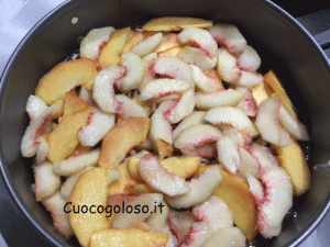 torta-capovolta-di-pere.10-300x225 Torta Capovolta con Pesche Caramellate e Mandorle