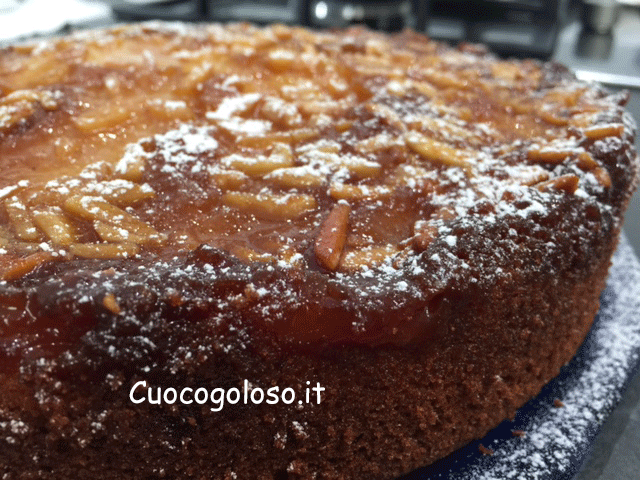 torta-capovolta-di-pere.3 Torta Capovolta con Pesche Caramellate e Mandorle