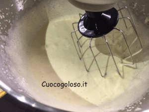 torta-capovolta-di-pere.6-300x225 Torta Capovolta con Pesche Caramellate e Mandorle