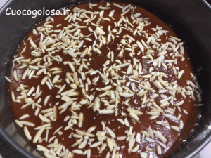 torta-capovolta-di-pere.9-300x225 Torta Capovolta con Pesche Caramellate e Mandorle