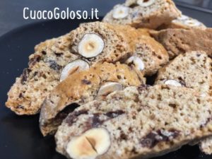 7D409749-F5B7-49A9-B788-77FFAE866C72-300x225 Cantucci con Nocciole Intere e Gocce di Cioccolato Fondente