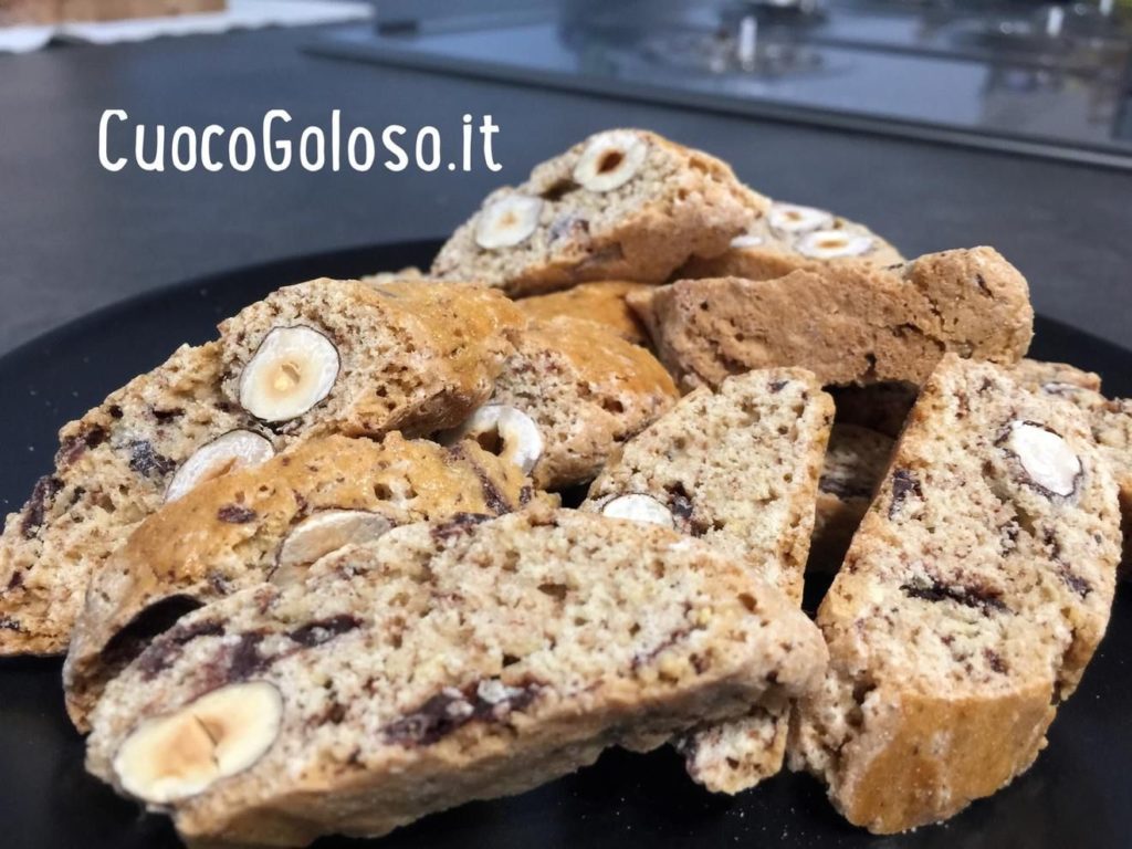 E145EB4B-CA5D-4BAE-8DF0-38A4DB11A0FD-1024x768 Cantucci con Nocciole Intere e Gocce di Cioccolato Fondente