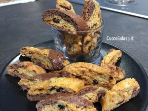 672FA733-1720-4541-9B8E-1D346C01FFF4-300x225 Tozzetti con Cioccolato Bianco e Frutti Rossi