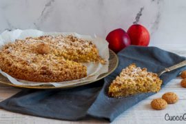 Torta Sbriciolata con Pesche e Amaretti