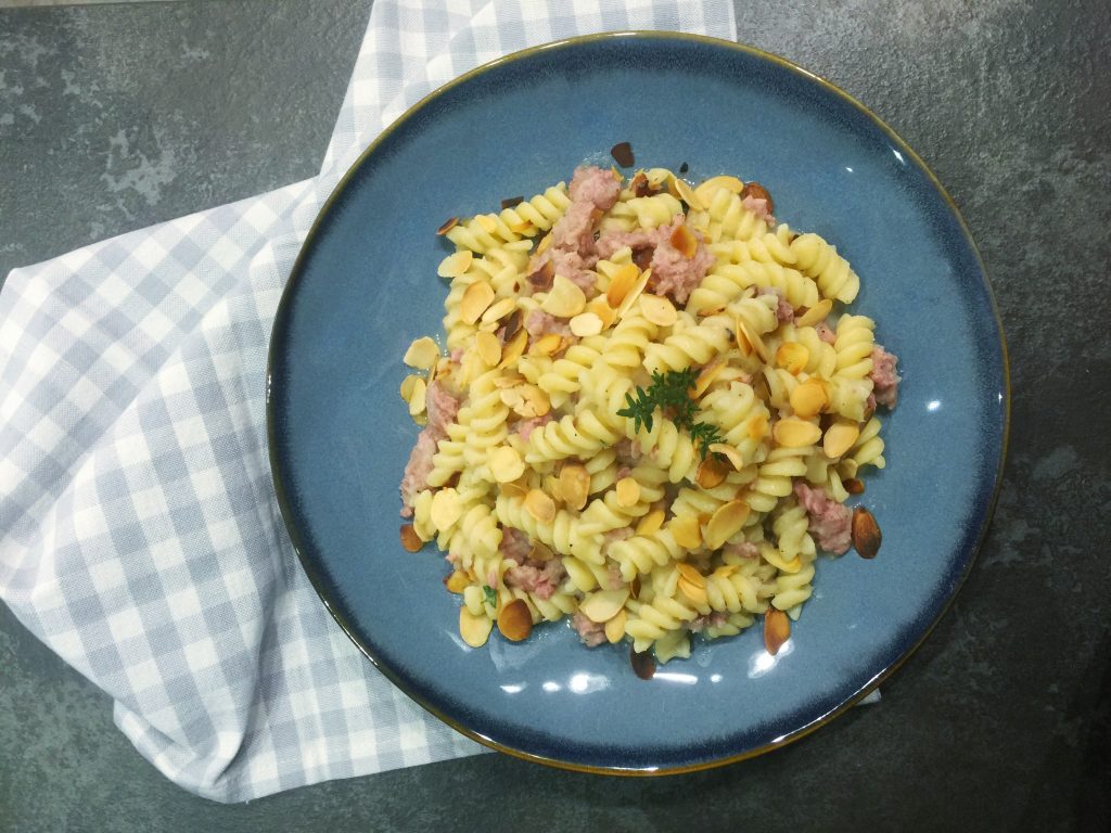 D06F68EE-BC7A-4CD6-8DE9-7C4653A4009C-1024x768 Fusilli con Salsiccia, Crema di Finocchi e Mandorle