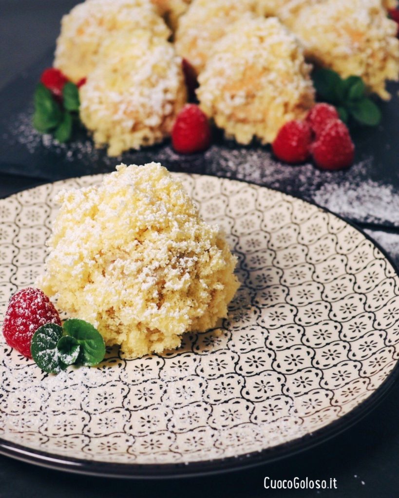 02D7E5D4-56B4-4A1E-80AB-71097489E4BE-819x1024 Bignè Mimosa dal Cuore di Cremoso al Cioccolato e Lampone, ricoperto da Ganache al Cioccolato Bianco al Karkadè e Pan di Spagna