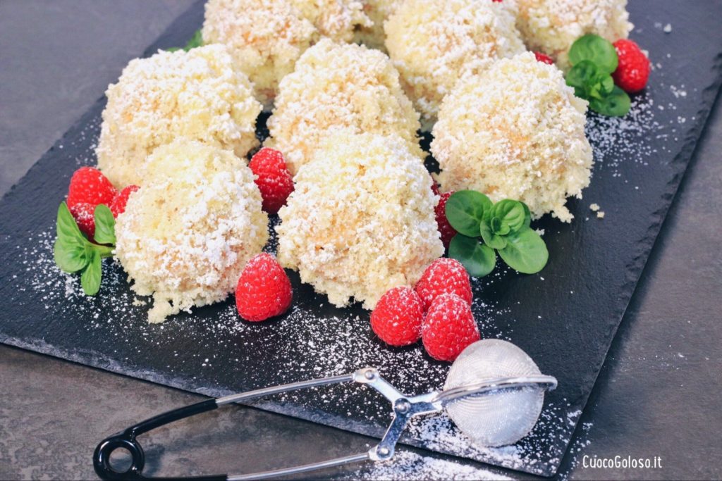 36CB5008-C974-49F6-A789-936D87456579-1024x683 Bignè Mimosa dal Cuore di Cremoso al Cioccolato e Lampone, ricoperto da Ganache al Cioccolato Bianco al Karkadè e Pan di Spagna