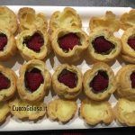 6CF0FEF3-D20F-4FFB-BC6F-11E455A1CEA2-150x150 Bignè Mimosa dal Cuore di Cremoso al Cioccolato e Lampone, ricoperto da Ganache al Cioccolato Bianco al Karkadè e Pan di Spagna