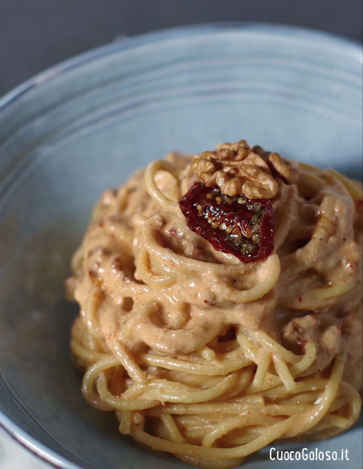 Spaghetti con pesto di Noci e Pomodori Secchi