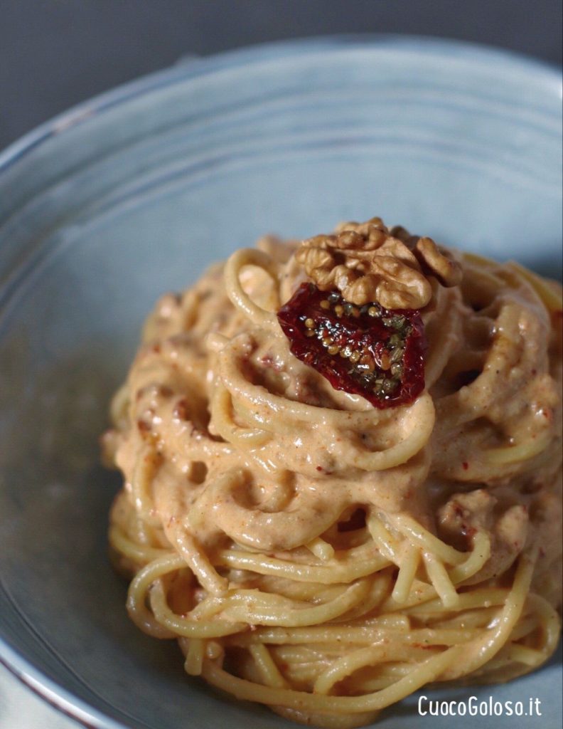 7C9B6C01-870C-4EF3-8B0D-469E569AB81C-e1587390288349-792x1024 Spaghetti con pesto di Noci e Pomodori Secchi