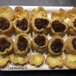 989F3706-5B75-47AB-AA9C-C0817D78D947-150x150 Bignè Mimosa dal Cuore di Cremoso al Cioccolato e Lampone, ricoperto da Ganache al Cioccolato Bianco al Karkadè e Pan di Spagna