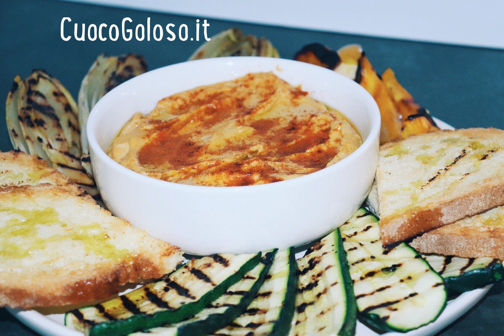 Hummus di Ceci con Verdure grigliate e Crostoni di pane